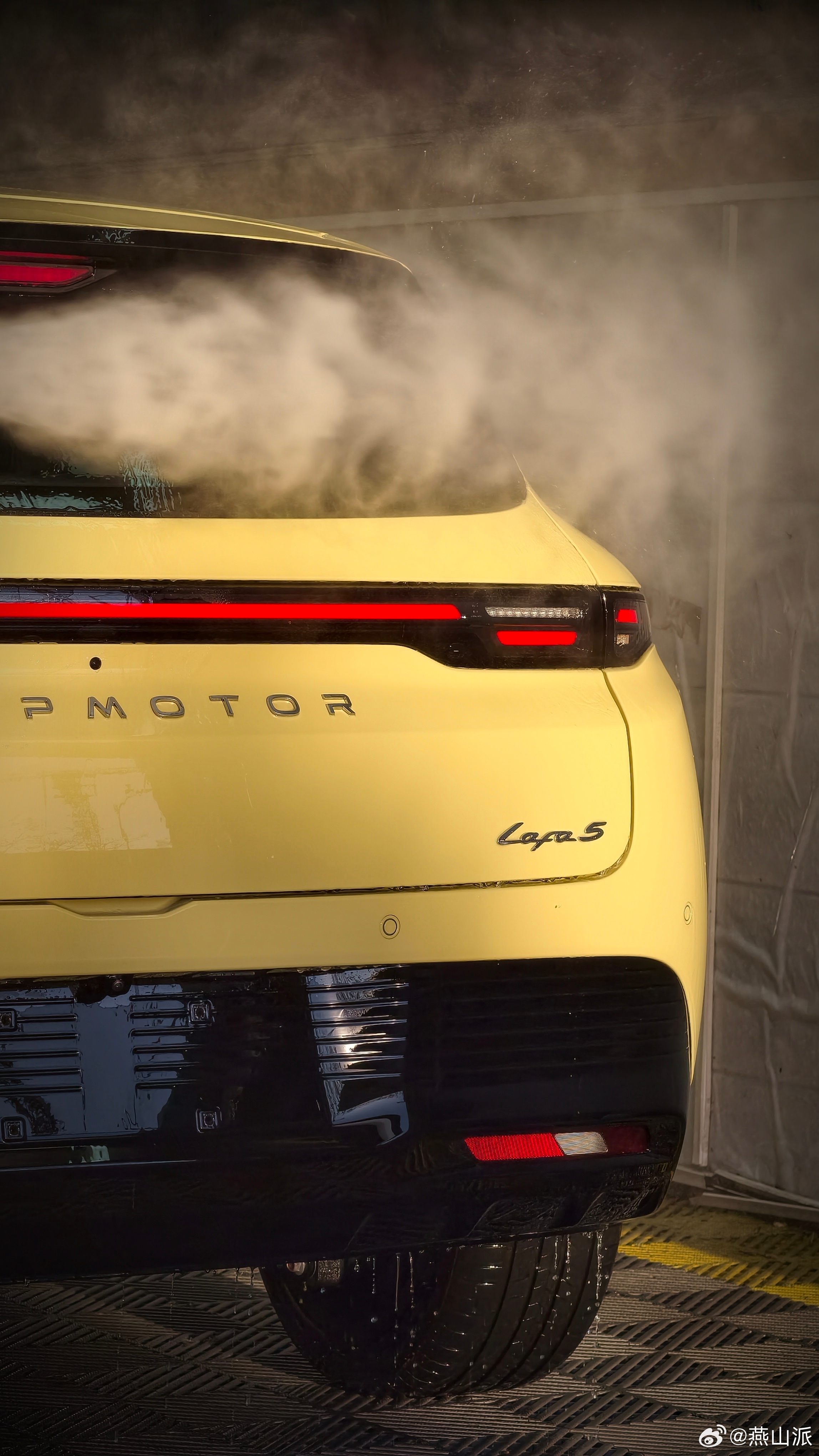 在给零跑Lafa5洗澡了你们别说了