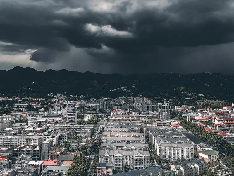 这天气真是让人捉摸不透，多地都发布提醒，大雨、暴雨甚至局地大暴雨来袭，还让非必要