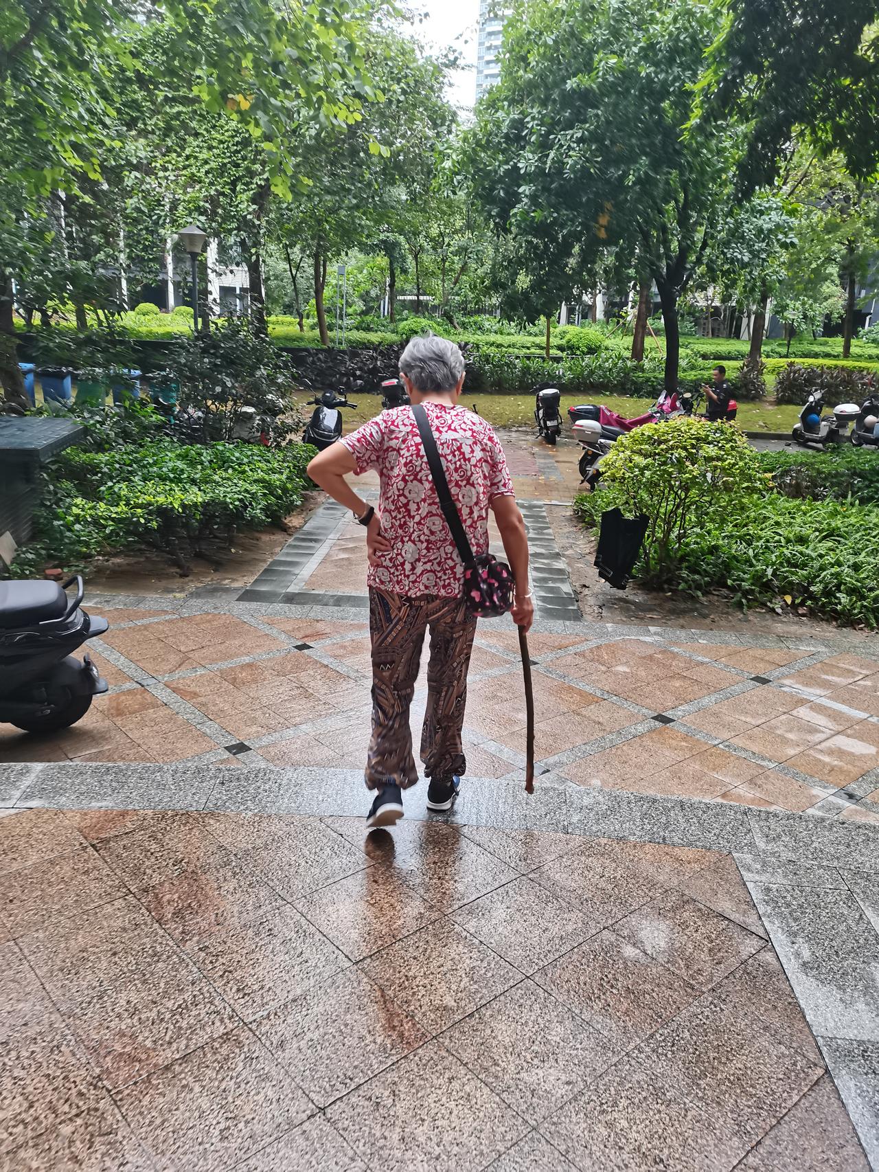 68岁的老爸被查出了骨转移，肺转移，还有淋巴转移，另外，甲状腺也出了问题，现如今