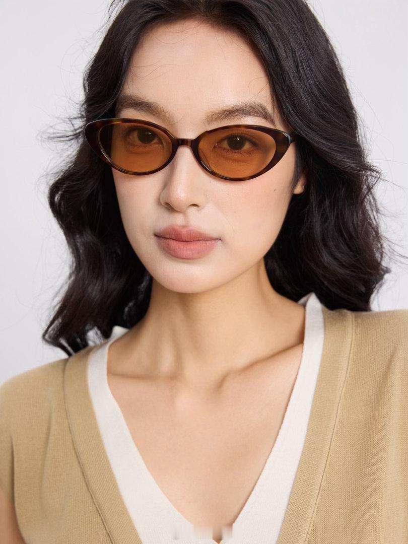 今天晚上还会上四个配饰我家的墨镜和gm品质区别在于我比它的轻 十分之一价格 晚8