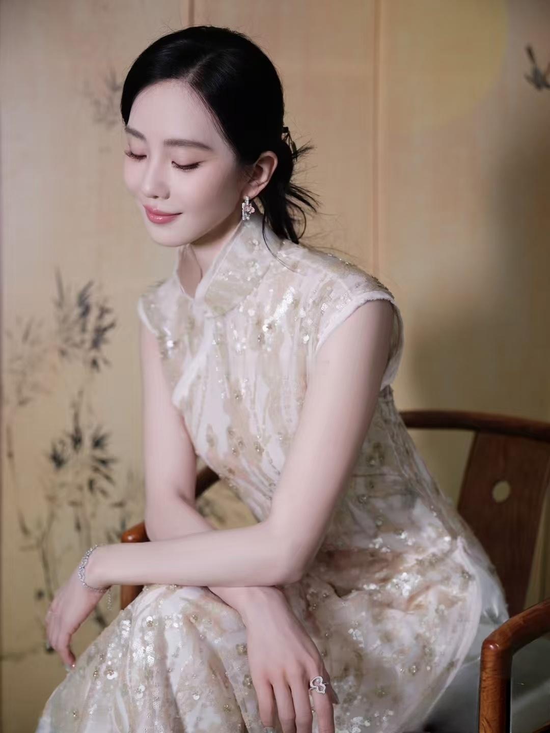 刘诗诗穿旗袍扫楼就说一句话：羡慕吴奇隆[太开心] ​​​