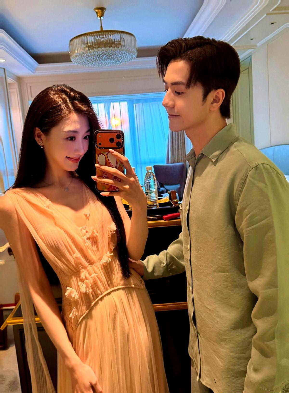 孙乐言和涂毓麟这张合照，真的有点东西。

光线全打在孙乐言身上，让她整个人像P上