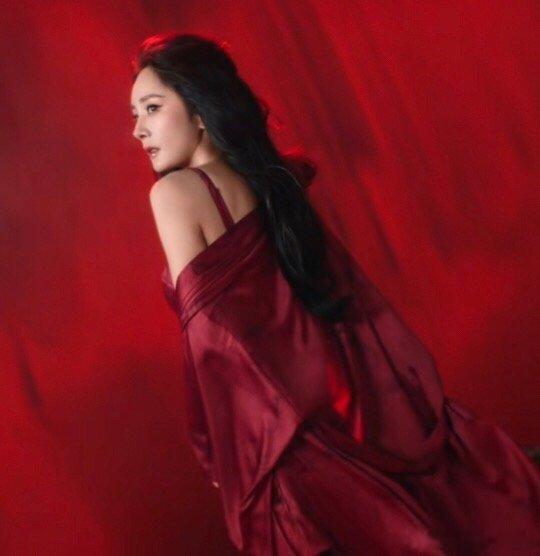 四大顶级扛剧花里面确实有两个很扛剧的爱奇艺年冠 生万物杨幂现在是作品商务两不误要