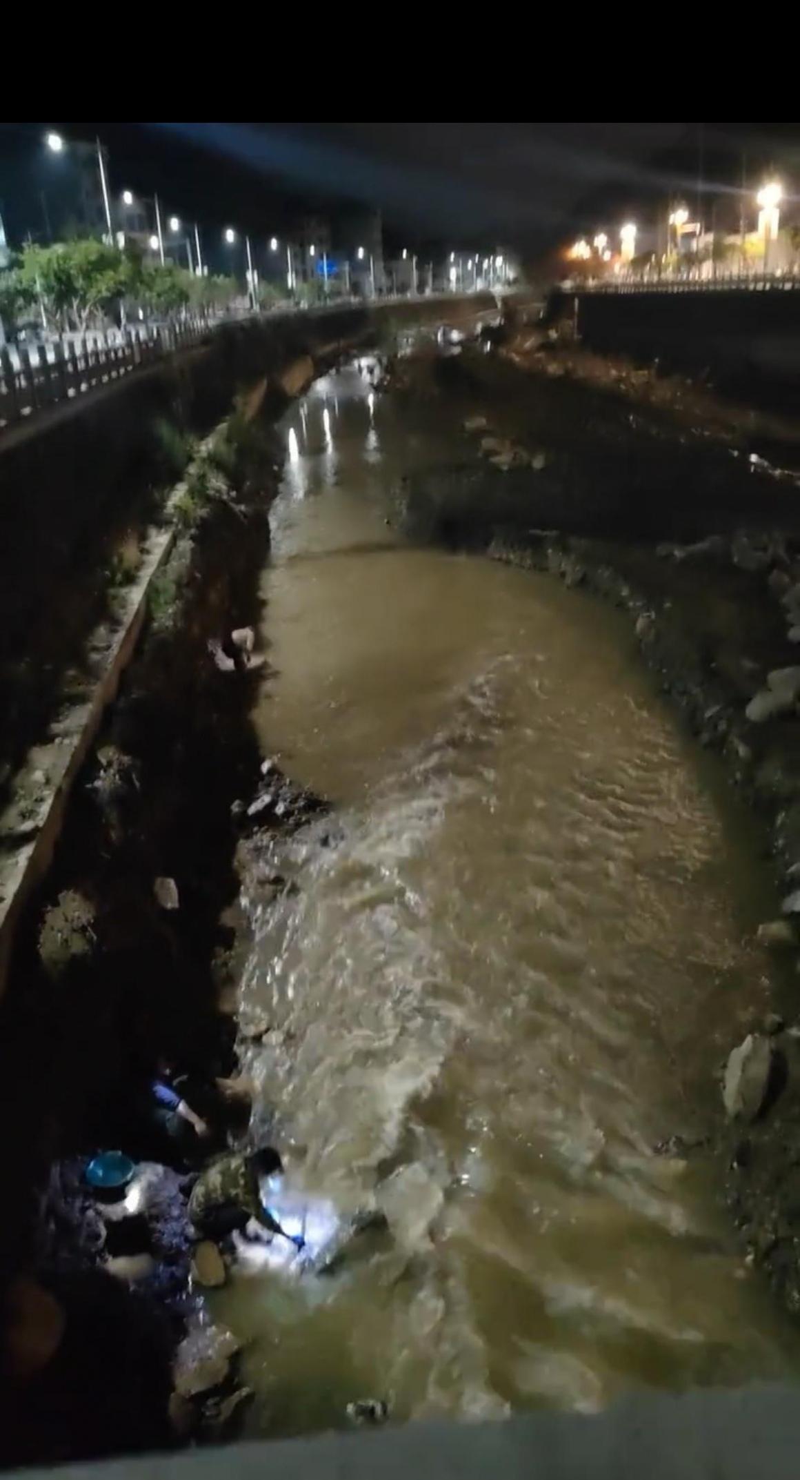 你敢信？在甘肃康县燕子河，凌晨4℃的严寒中，竟有数十人在河里淘金，有人一盆就能淘