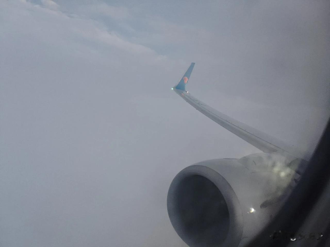 #分享一张飞机窗外的天空#