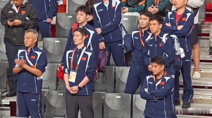 林诗栋4-0击败王楚钦拿下金牌。赛后镜头捕捉到，秦志戬抬手鼓掌又收回，教练席整体
