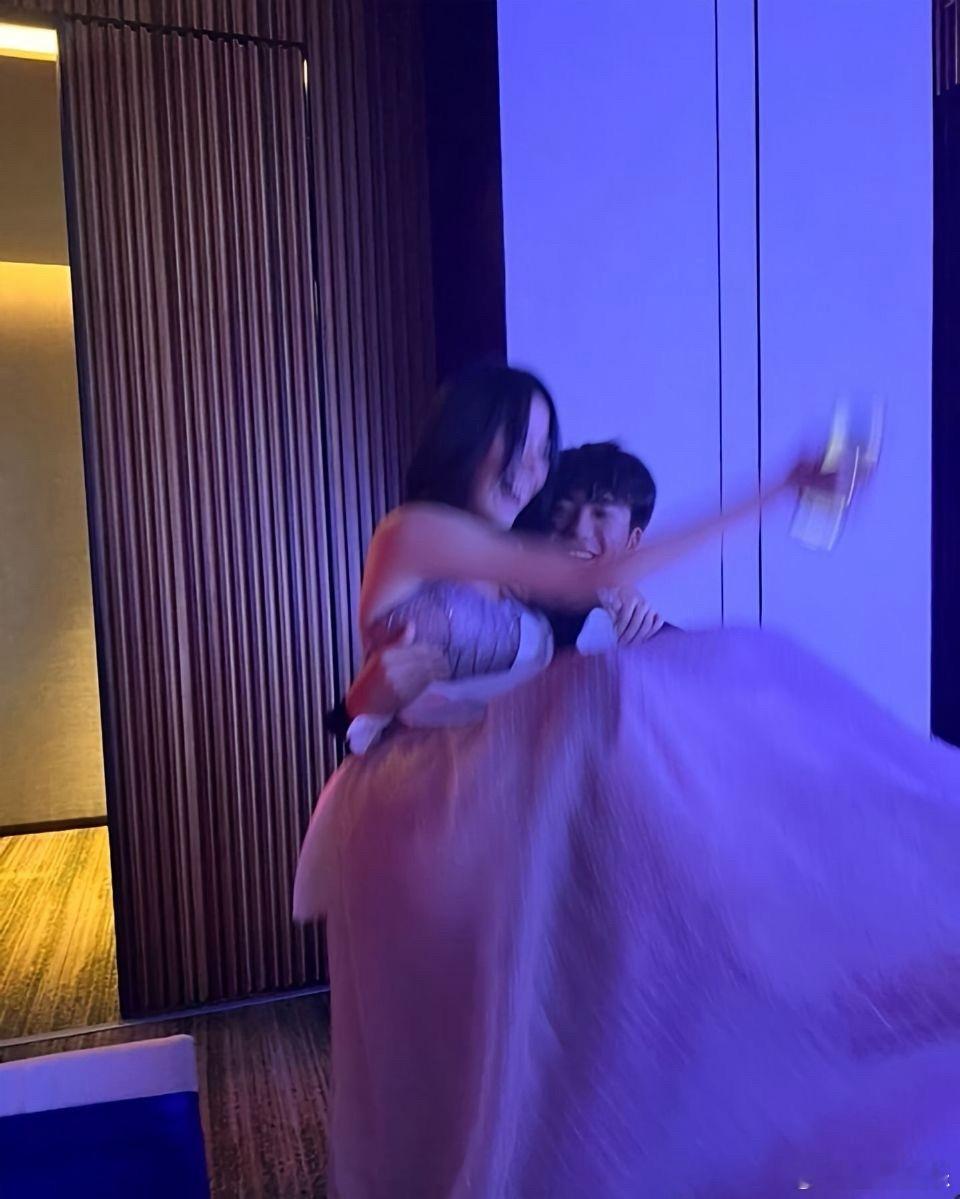 曹格儿子Joe为女友庆生，二人吐舌卖萌互动有爱，贴脸合照好甜蜜！ 当年的小萌娃一