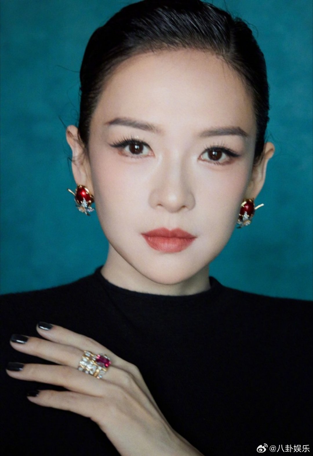 章子怡疑似否认和田栩宁合作从深夜互关引发热议到两次辟谣，章子怡终在公开场合明确新