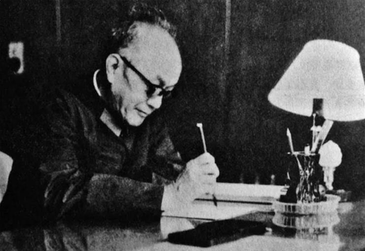 1977年胡耀邦三次登门邀请黄克诚出山，陈云也劝说：我们这些老同志必须勇敢承担重