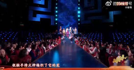 这是小朋友那谁是周深 本来在认真欣赏周深和小朋友们的舞台，结果网友一句“穿西装的