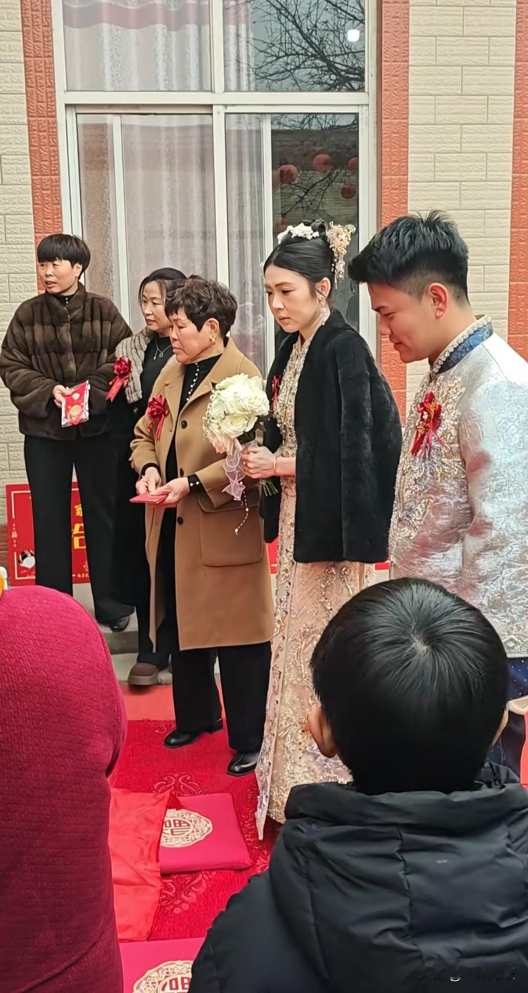 新娘👰🏻明显不太开心，新郎🤵看着心情不错。
新娘看着年龄应该有三十多了，看