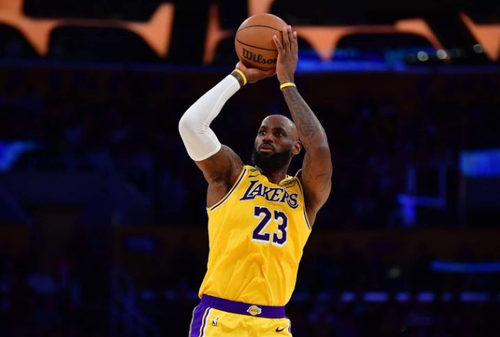 NBA｜詹姆斯和哈利伯顿闲聊，自称打到 65 岁也能场均拿到 10 分作为联盟公