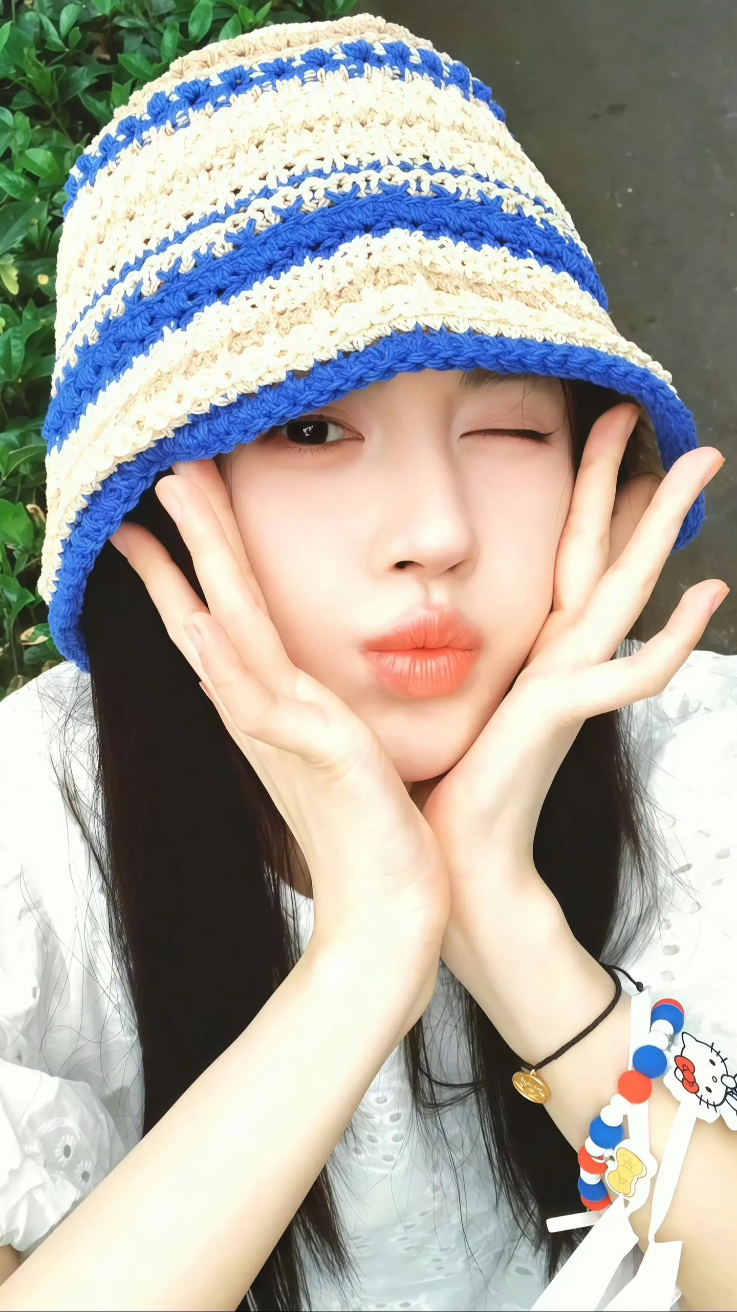 她好像知道自己很可爱☺️。阿黛