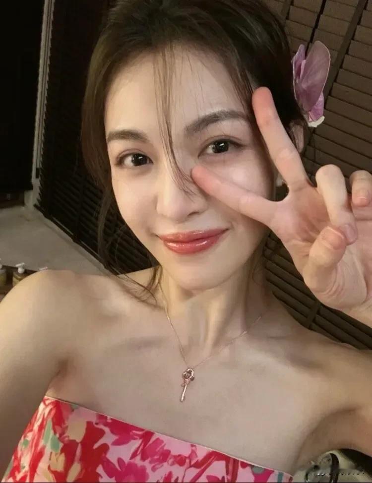 钟楚曦真的美爆了！她散发着混血儿的魅力，五官精致漂亮，皮肤白皙如凝脂，身材火辣性