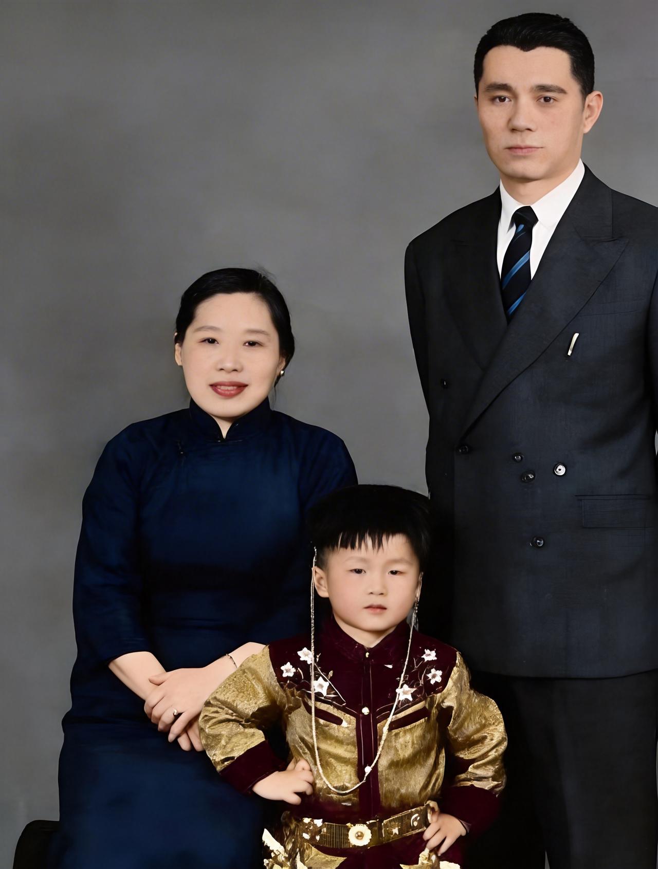 这是小时候的成龙与父母在一起。照片中的成龙双手叉腰，很有武者气质。很少人知道成龙