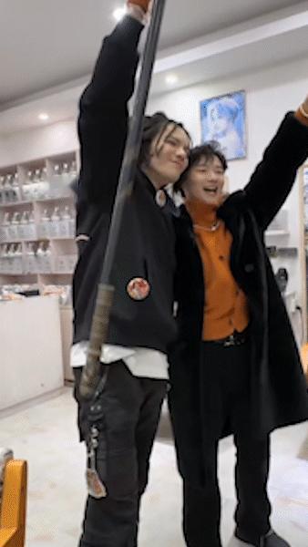 向佐开始卖棍子了  向佐之前就是耍双节棍的，这个长棍子对于他来说小意思，期待他的