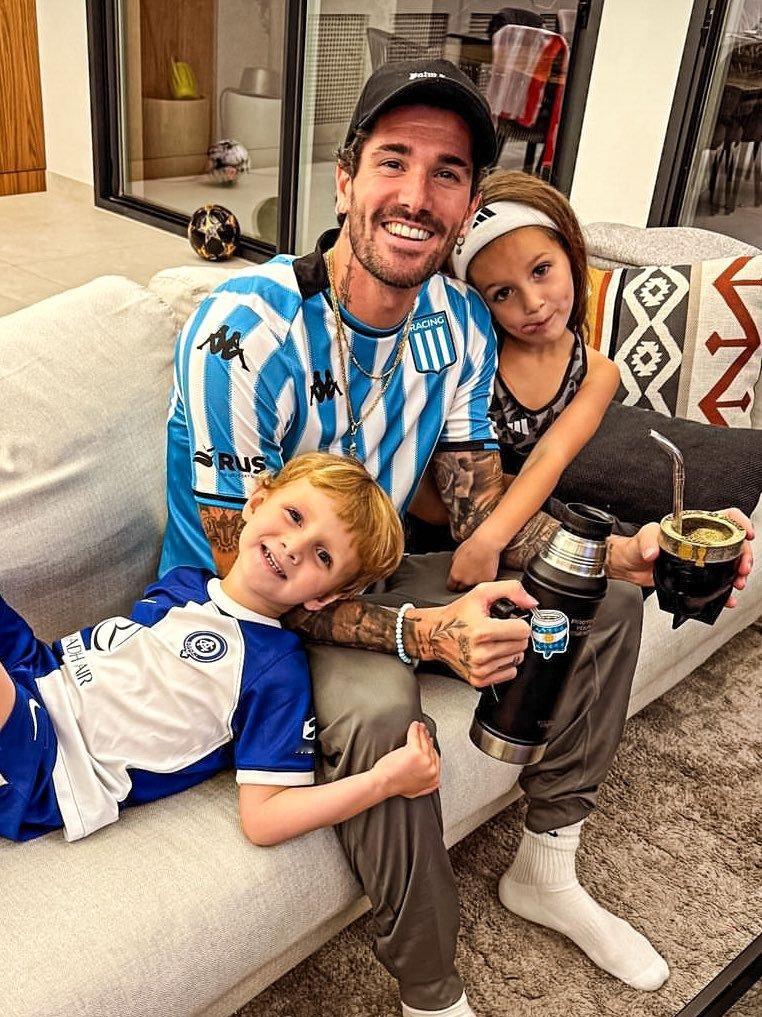 🏆德保罗和两个宝贝一起为🇦🇷竞技队加油！阿根廷竞技队在巴拉圭以 3-1 击
