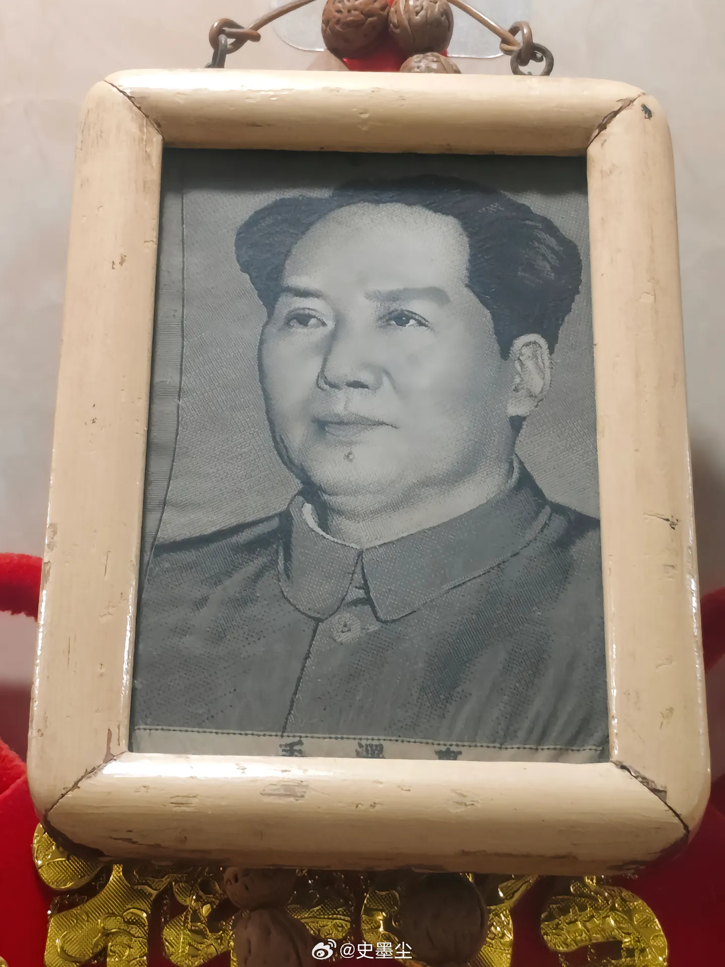 一幅毛泽东同志丝织像，属于具有纪念意义的红色藏品。画面是毛泽东同志的标准半身像，