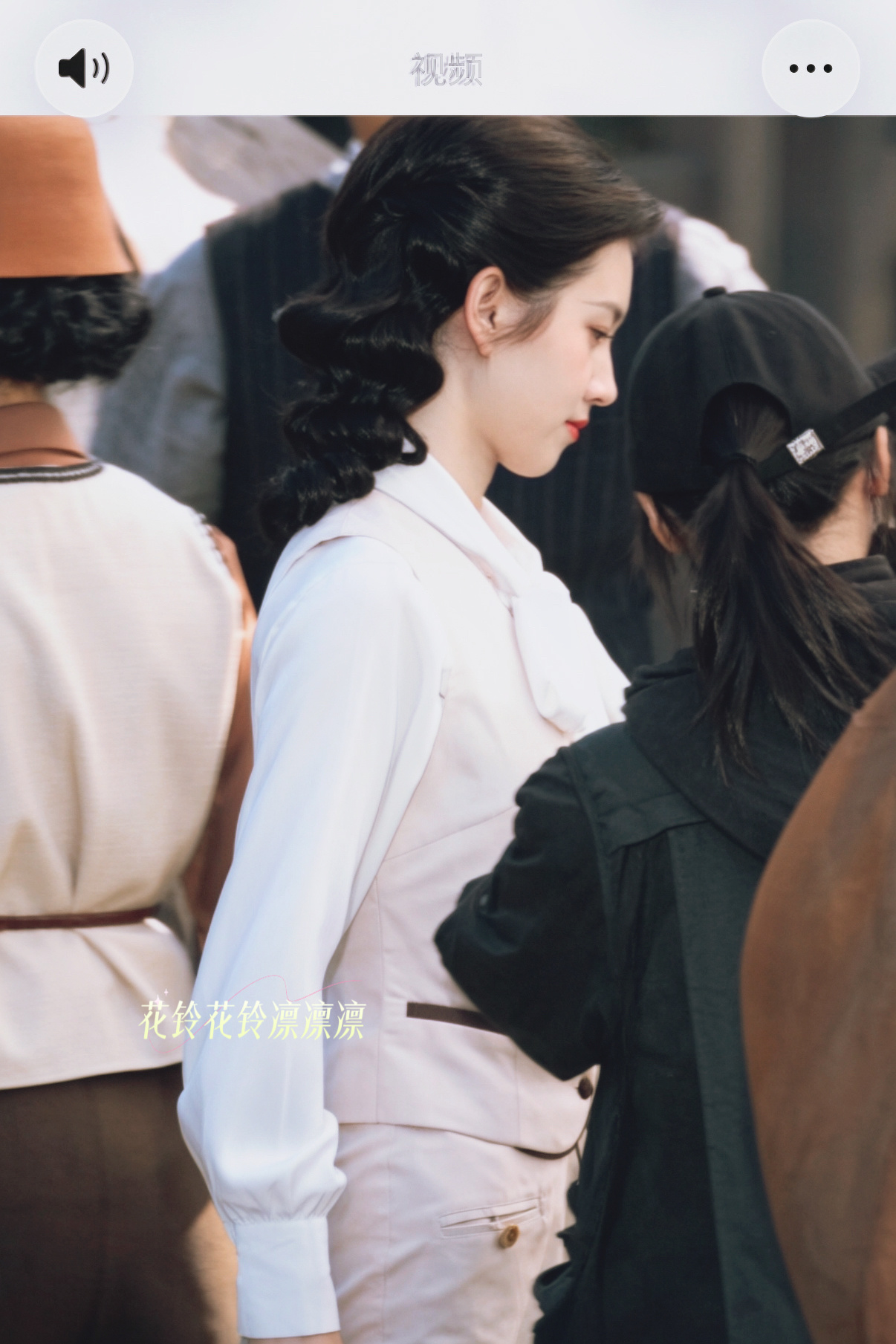 此女视频里随便截一帧就这么有故事感呢 