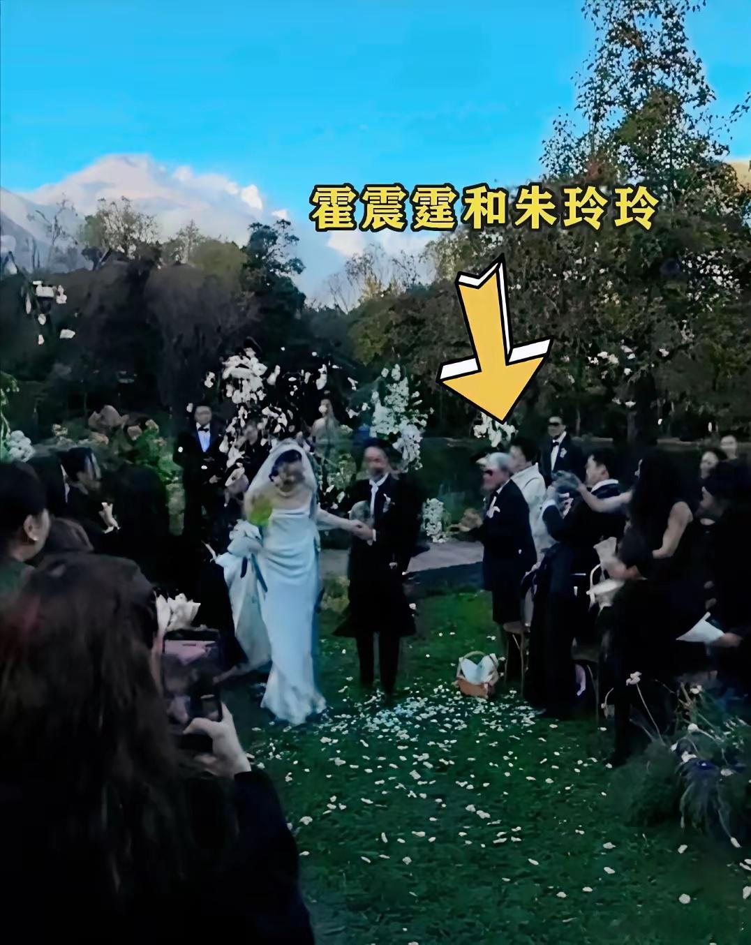 小儿子大婚！霍震霆和前妻朱玲玲罕见同框，霍启刚也陪在身边……在流出的现场照片中，