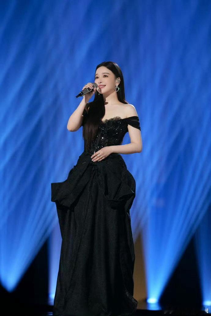 阚清子不白来以前总担心姐姐不够自信不敢表现自己，现在看她从容唱原创、从容聊心事，