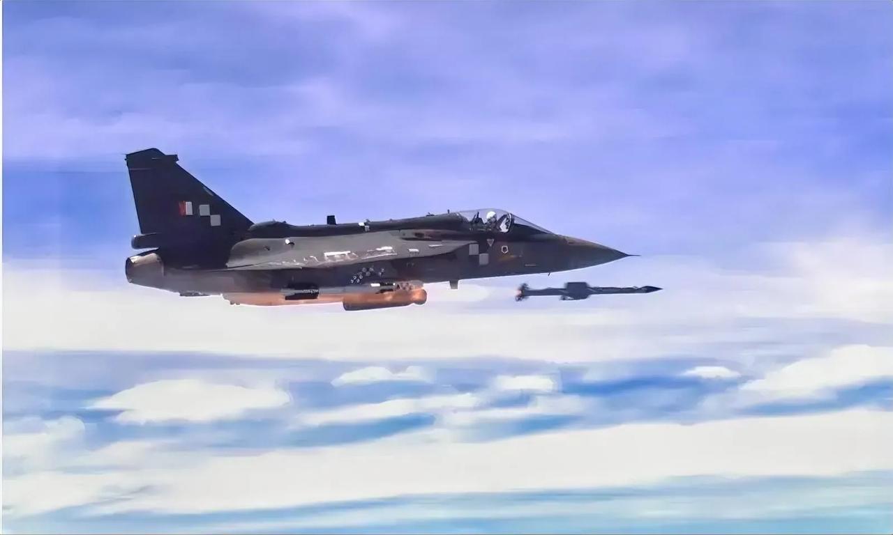 印度LCA“光辉”战斗机成功在2023年8月23日在果阿海岸进行了自主研发的AS