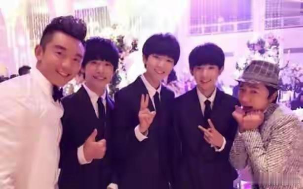 王俊凯参加过黄晓明的婚礼早年跟着TFBOYS出席当年的世纪婚礼。现场还写下了超青