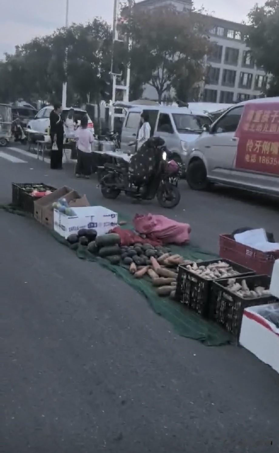 融创城的太师陶行知实验学校周边秩序急需整治
9月10日冯市长携众官员曾调研太师陶