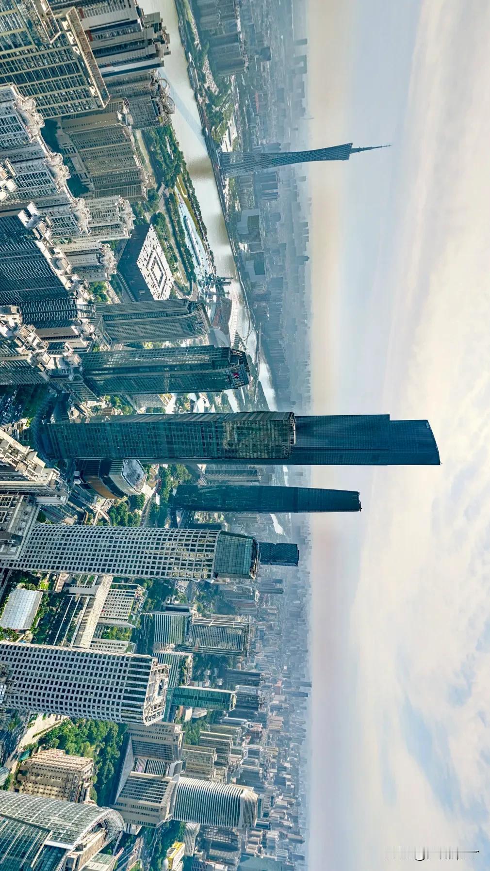 从珠江新城上空望去，一眼就能看出两样光景

这边是高高的写字楼，一栋接一栋往天上
