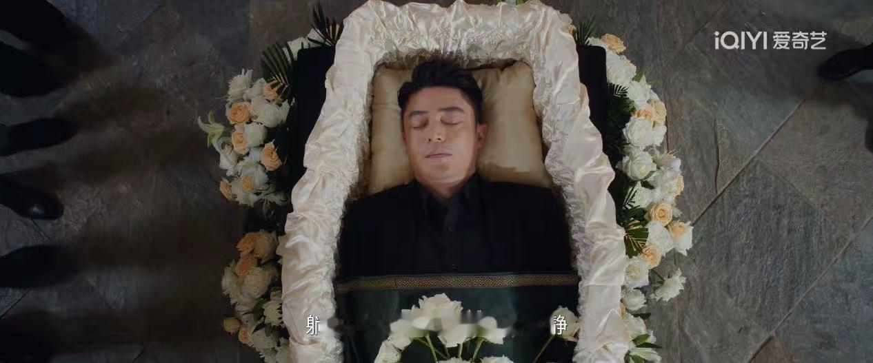 霍建华新剧《轻年》好搞笑，开局霍建华饰演的霸总在剧中就给自己来了一出葬礼仪式预演