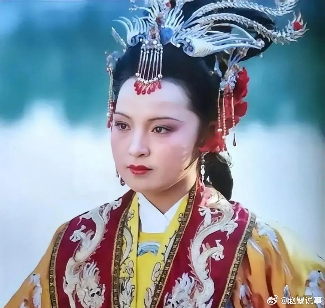 《红楼梦》中，贾元春死的非常惨，被太监夏守忠用弓弦勒死，元春到底犯了什么大错，让