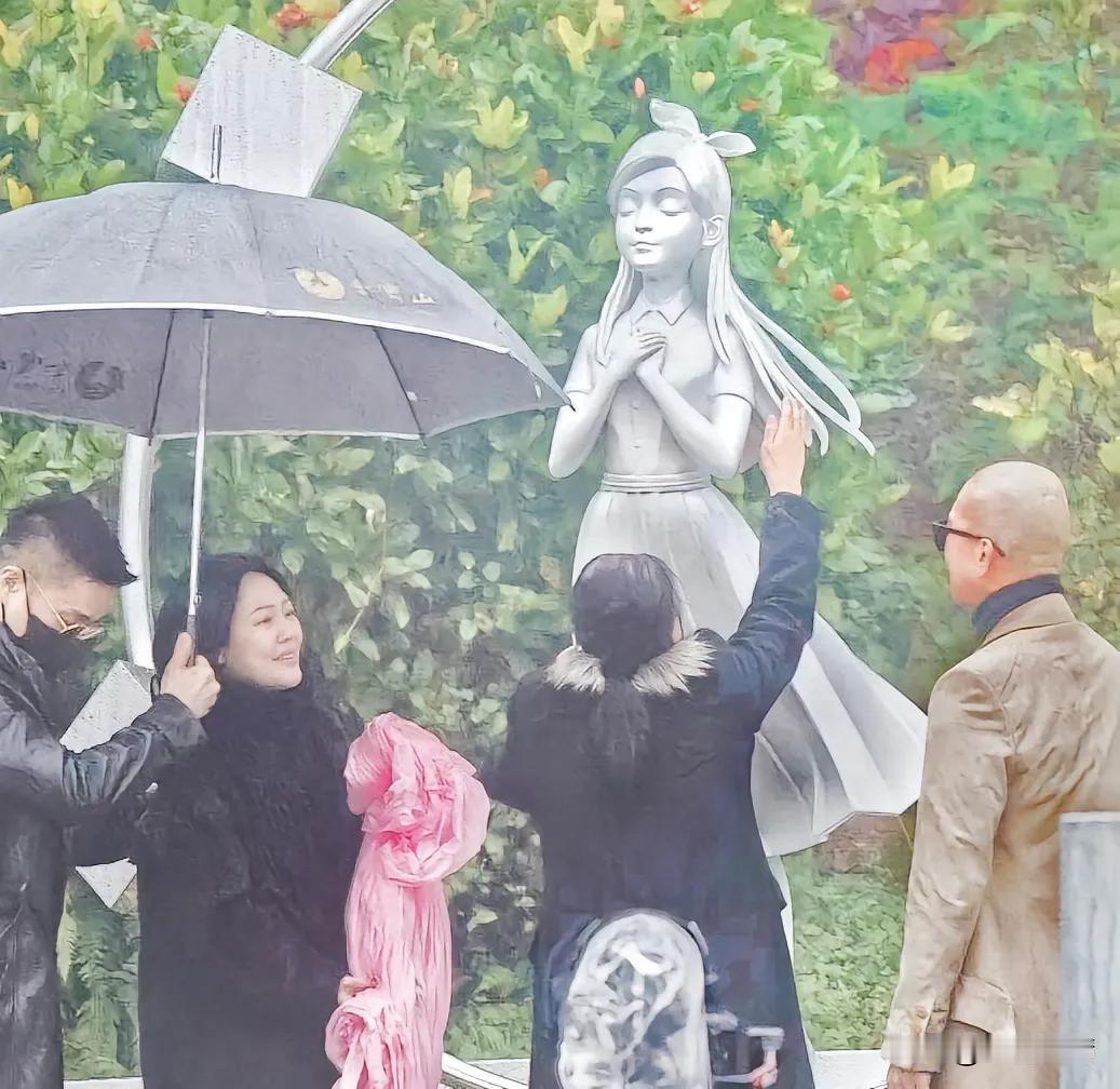 这就是具俊晔专心设计一年的大s雕像，虽说不要求百分百像，好歹也要有50%吧，结果