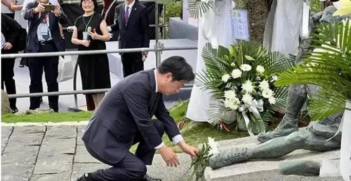 赖清德跪拜倭寇殖民者八田与一

奴颜婢膝惯以常，
日寇殖民认爹娘；
皇民子孙自倨