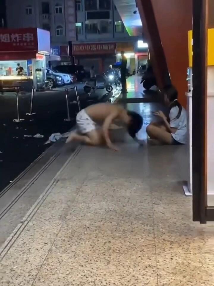 这又是何苦呢？爱不爱很明显了，作为一个男人，应该潇洒一点，拿的起放得下，何必卑微