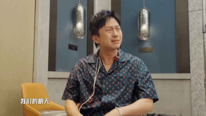 邓超哭成悲伤蛙邓超回应唱哭了 邓超真的是性情中人，五哈团友谊一定要天长地久呀 ​