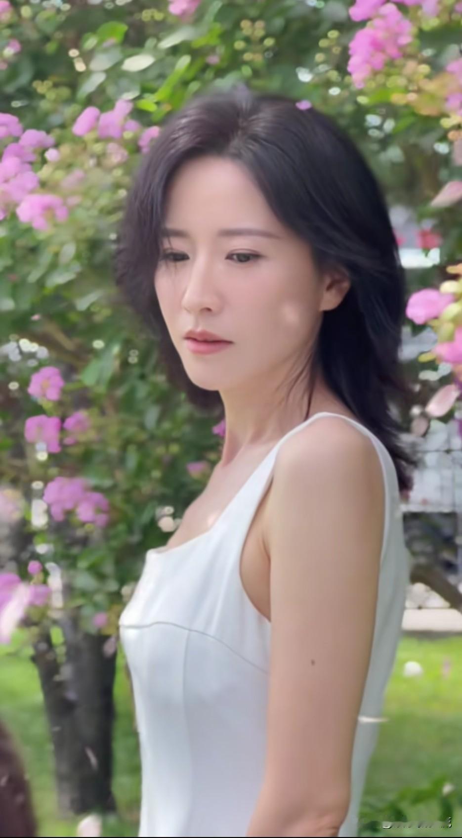 徐囡楠的40岁真的让人心跳加速，其实眼角已经有了褶皱，但是她的贵气和灵气并存，成