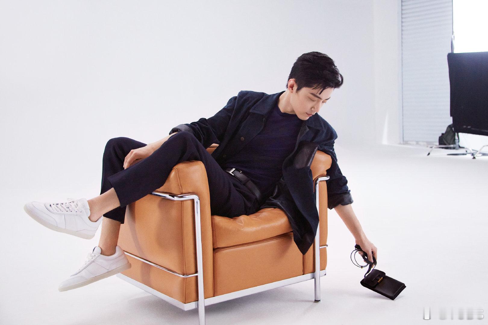 肖战手握3部待播剧• 穿过人潮与时光，终会遇见属于自己的光！期待齐夏肖战魏大勋十