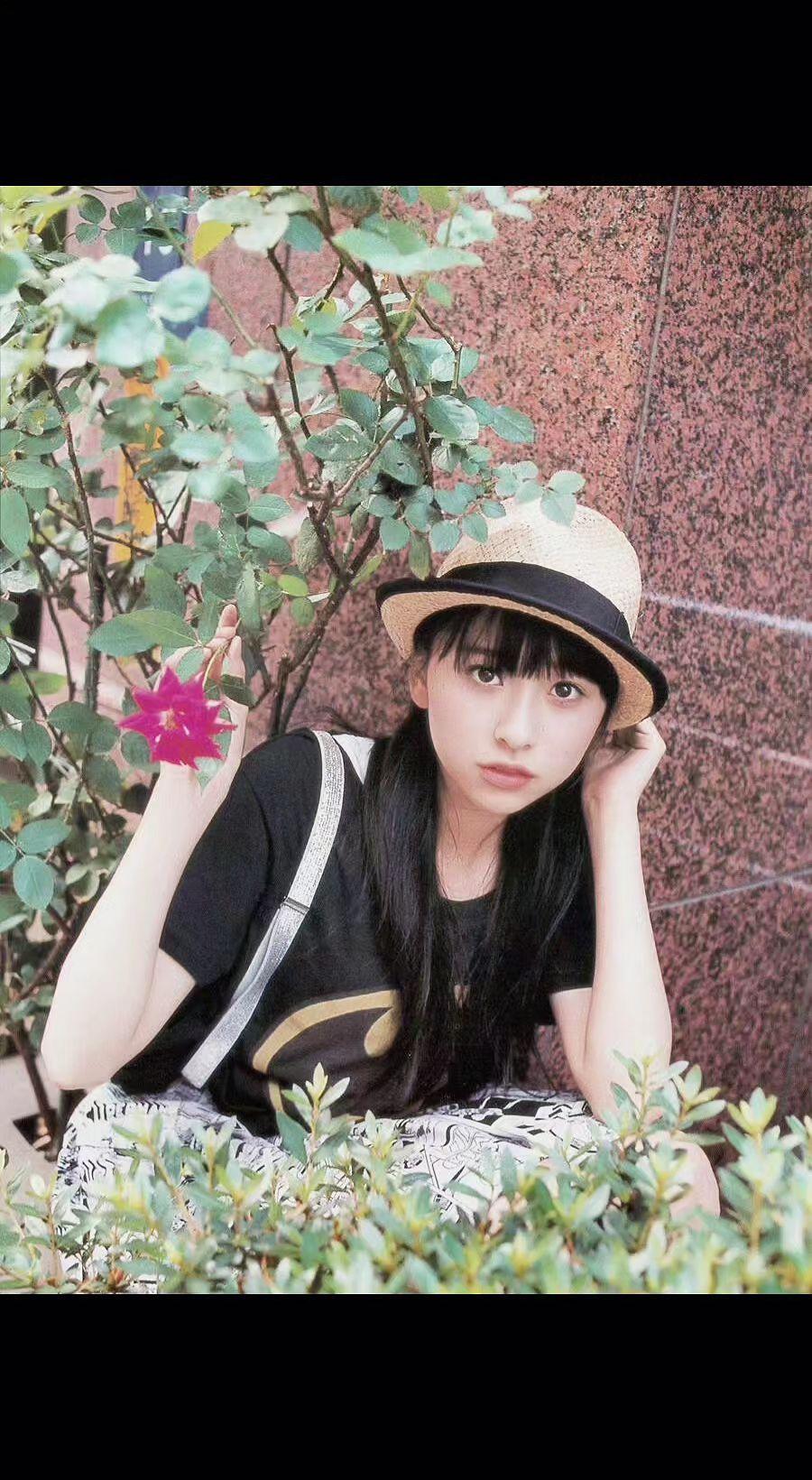 🌿花与少女撞个满怀，时光都慢成了诗。草帽下的眼神，藏着夏末的秘密。