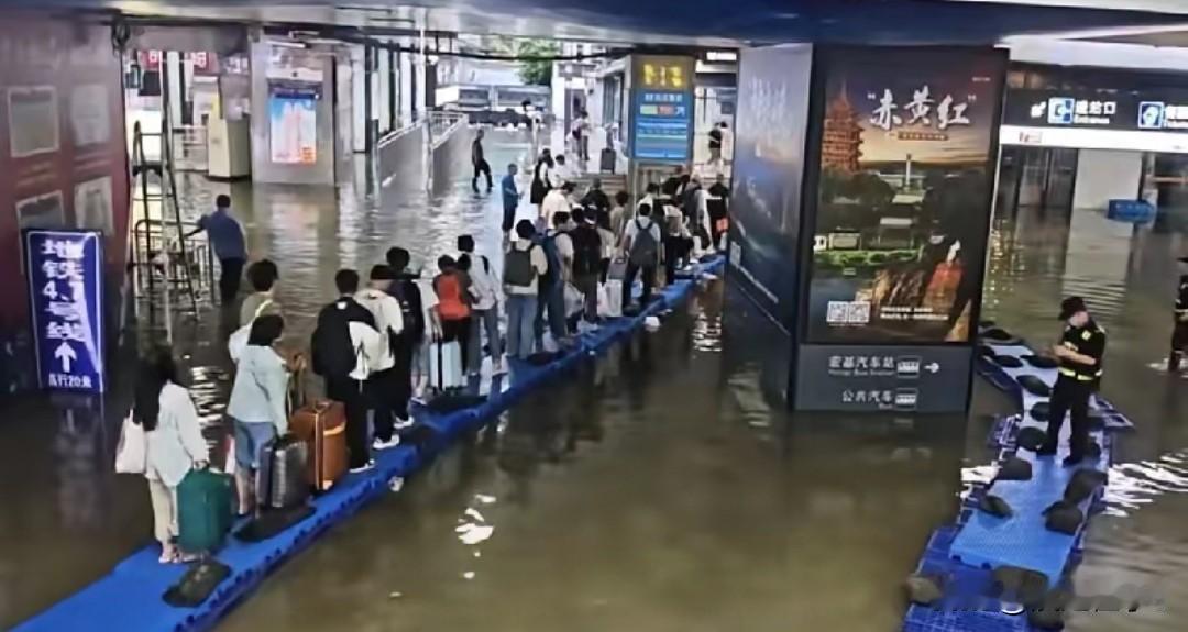 昨夜武汉暴雨淹了武昌火车站负一层。
6月19日凌晨武汉发布暴雨红色预警，武昌片区