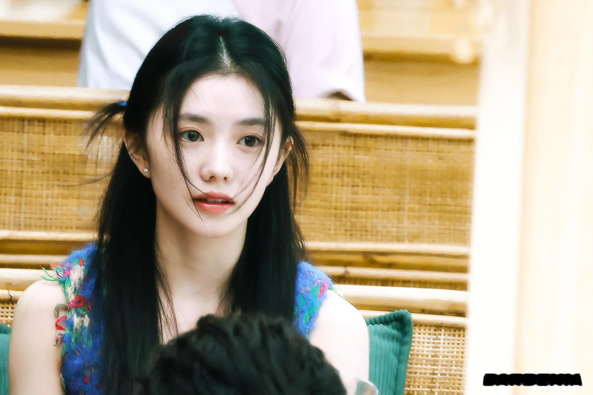 刘浩存#陷入我们的热恋# 路透两遍飞起的头发好像兔子耳朵~存子真的好灵[干饭人]