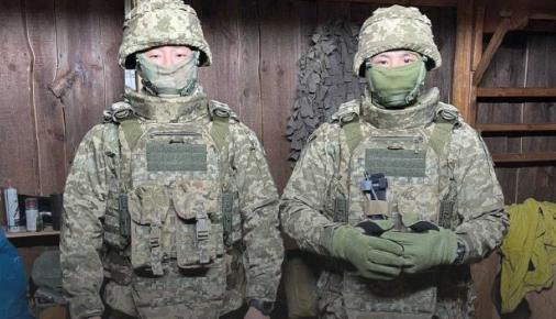 两名香港男子，23岁的攀岩教练和30岁的保镖，瞒着家人到乌克兰参战，结果12月2