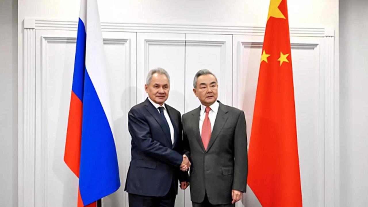 中俄那边刚谈完。
在涉日问题上达成高度共识。

中俄双方都强调。
要维护二战胜利