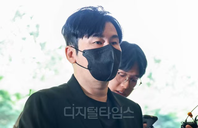杨贤硕前往法院 杨贤硕涉嫌不缴税被移交审判  杨贤硕前往法院路透，涉嫌不缴纳税金
