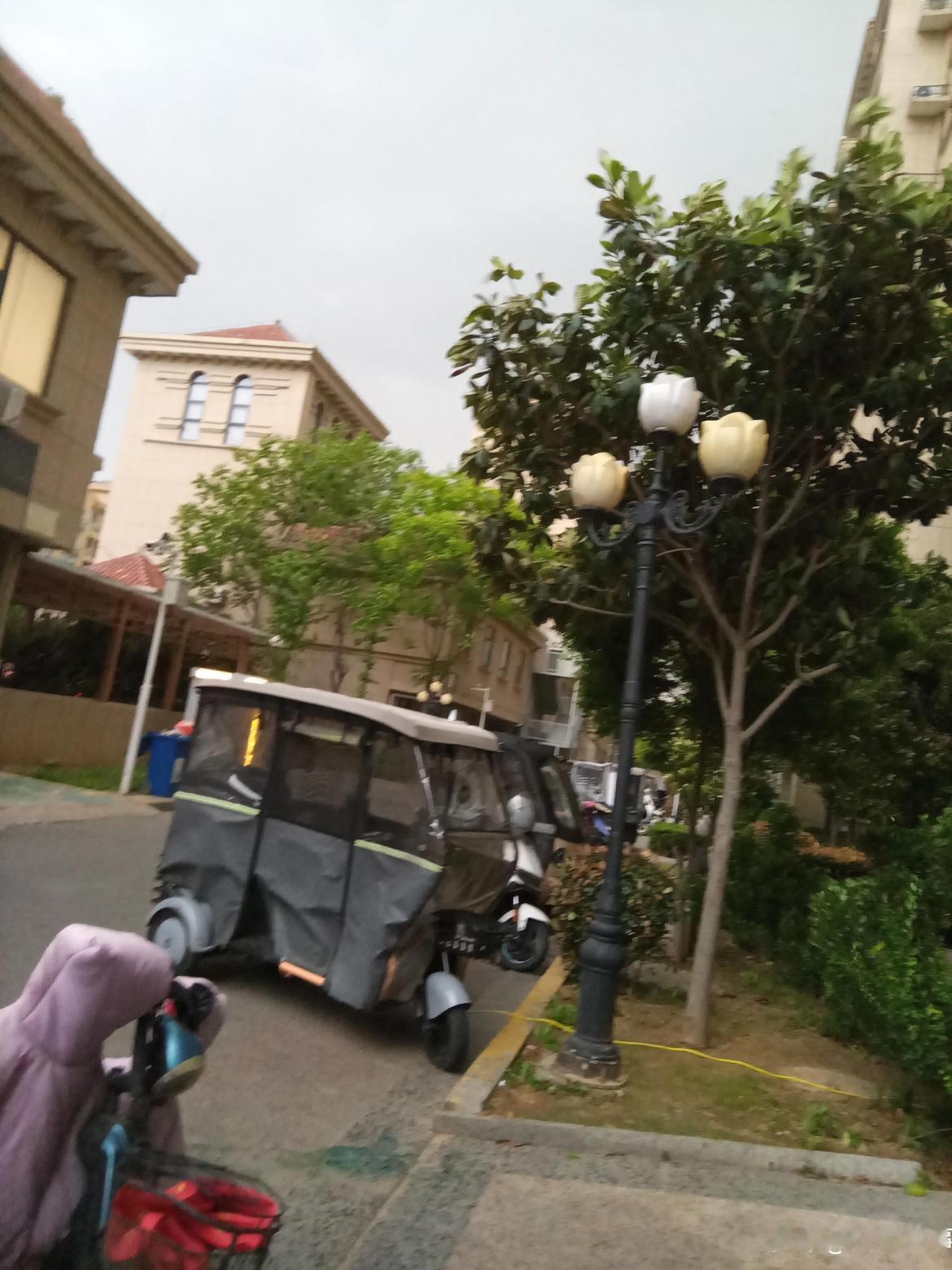 河南鹤壁傍晚天气突变！狂风大作+阴雨连绵，出行务必小心！
 
刚刚还天色尚可的鹤