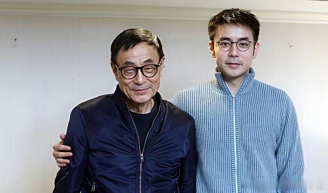 甄珍的二婚丈夫不戴眼镜还好看一点，戴眼镜的他眼睛显小不说辨识度还不高。 