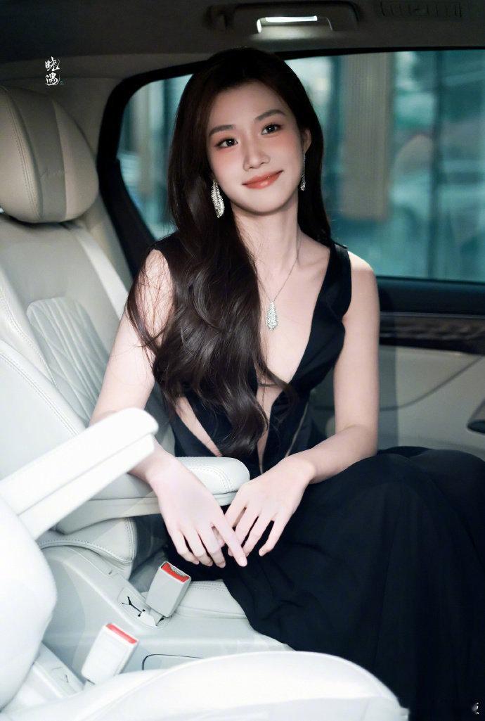 今天是千金风 ！拿着小饼干拍照，可以一口不吃，这就是女艺人的自律么