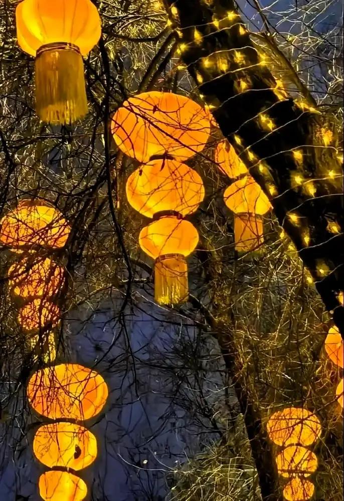 一盏黄灯笼，炸出整座城的“集体记忆”  
涿州人自己都没想到，挂在鼓楼大街的30