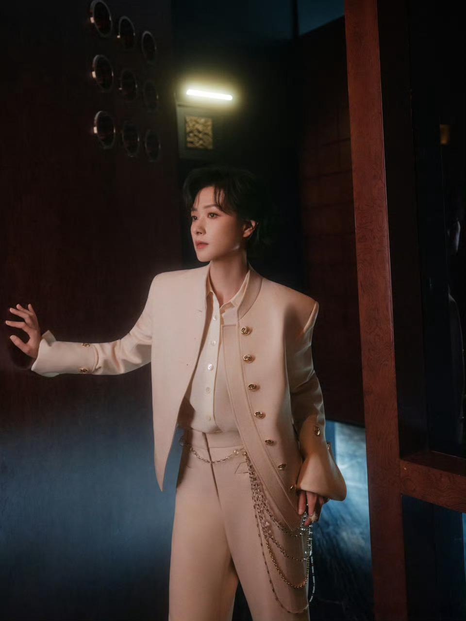 在 上， 与甘肃临潭孩子、芒果少年合唱团温情合唱《最好的未来》。沉稳声线交融纯粹