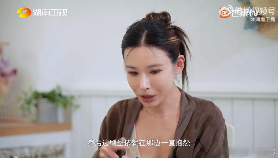 谁羡慕了？葛夕黄圣依节目后成了彼此的陪伴，一起解锁潜水新技能，日常分享不停，在成