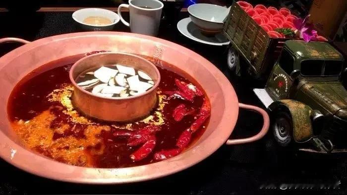 市井街巷之中总有出人意料的趣味景象，河南郑州街头一家特色火锅店凭借别样备菜方式迅